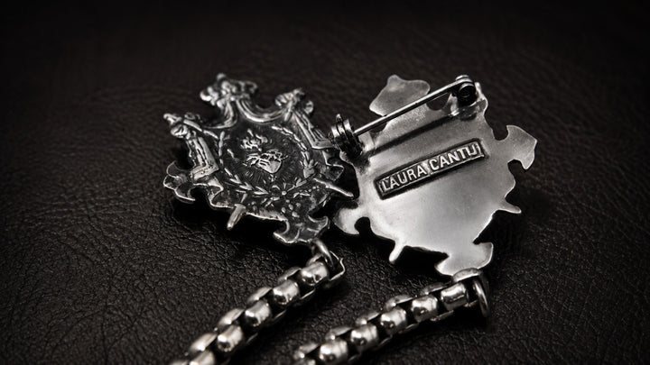 Broche Escudo con Cadena