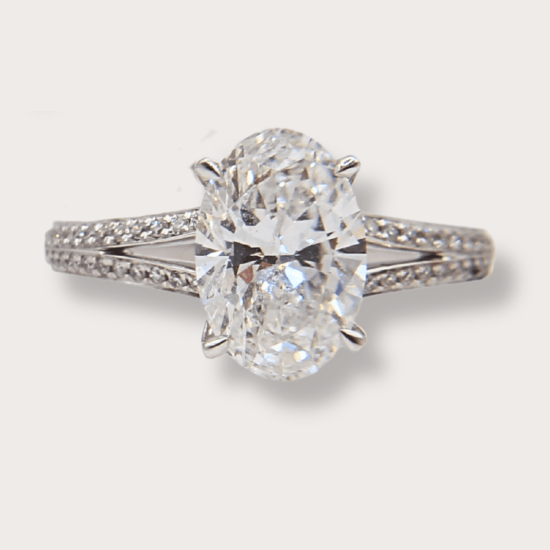 Anillo de Diamante Oval 2.01ct - LAURA CANTU JEWELRY