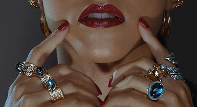 Mujer con diferentes anillos llamativos en sus manos