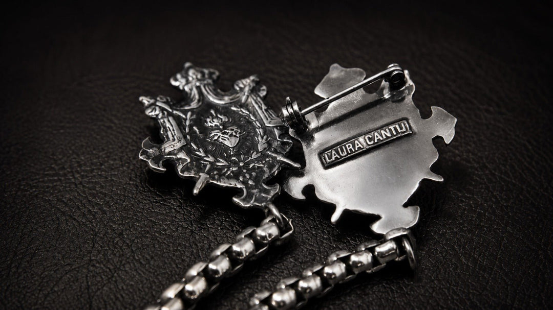 Broche Escudo con Cadena - LAURA CANTU JEWELRY