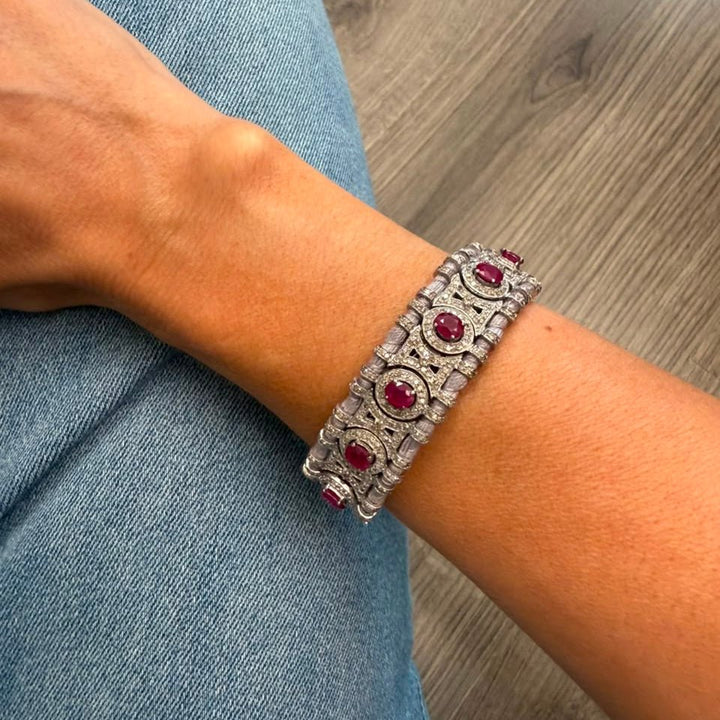 Pulsera Macrame Grey Ruby - LAURA CANTU JEWELRY